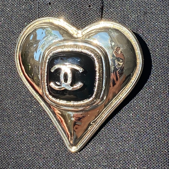 CHANEL 2021K GOLDEN TONE HEART METAL BROOCH WITH CC LOGO BLACK ENAMEL INLAY - Picture 4 of 15